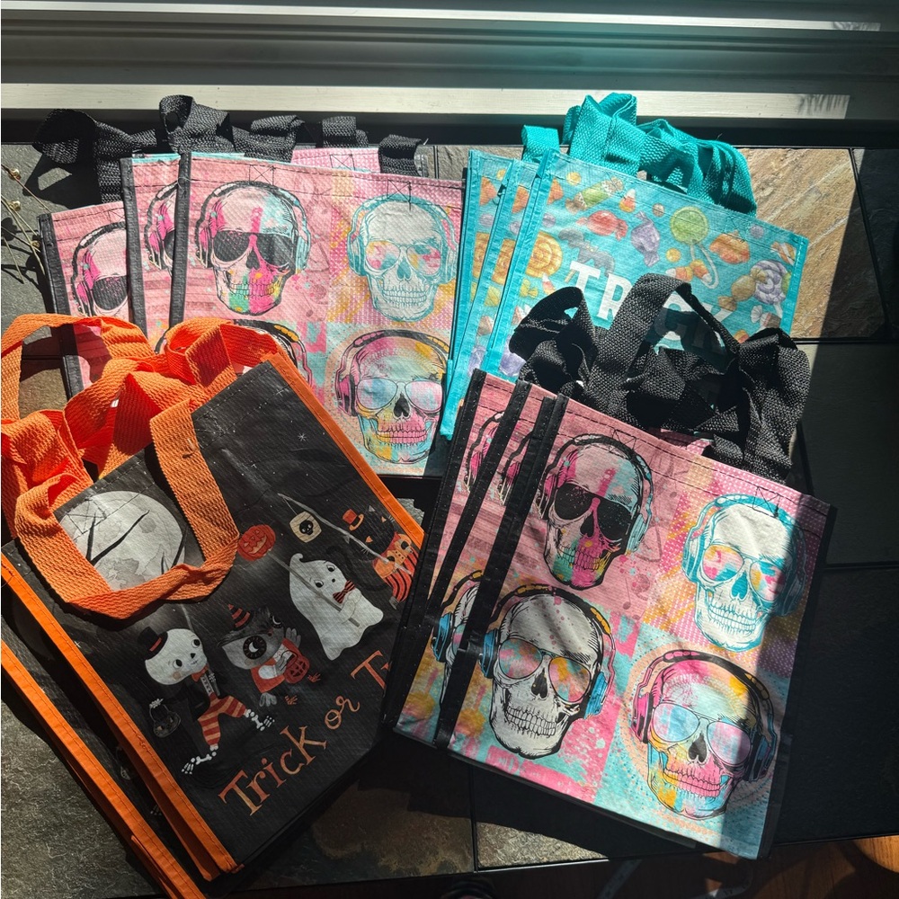 KIDS Trick or Treat Bags! 🎃👻💀
24 Halloween Bags! Marshalls Halloween Tote Bags